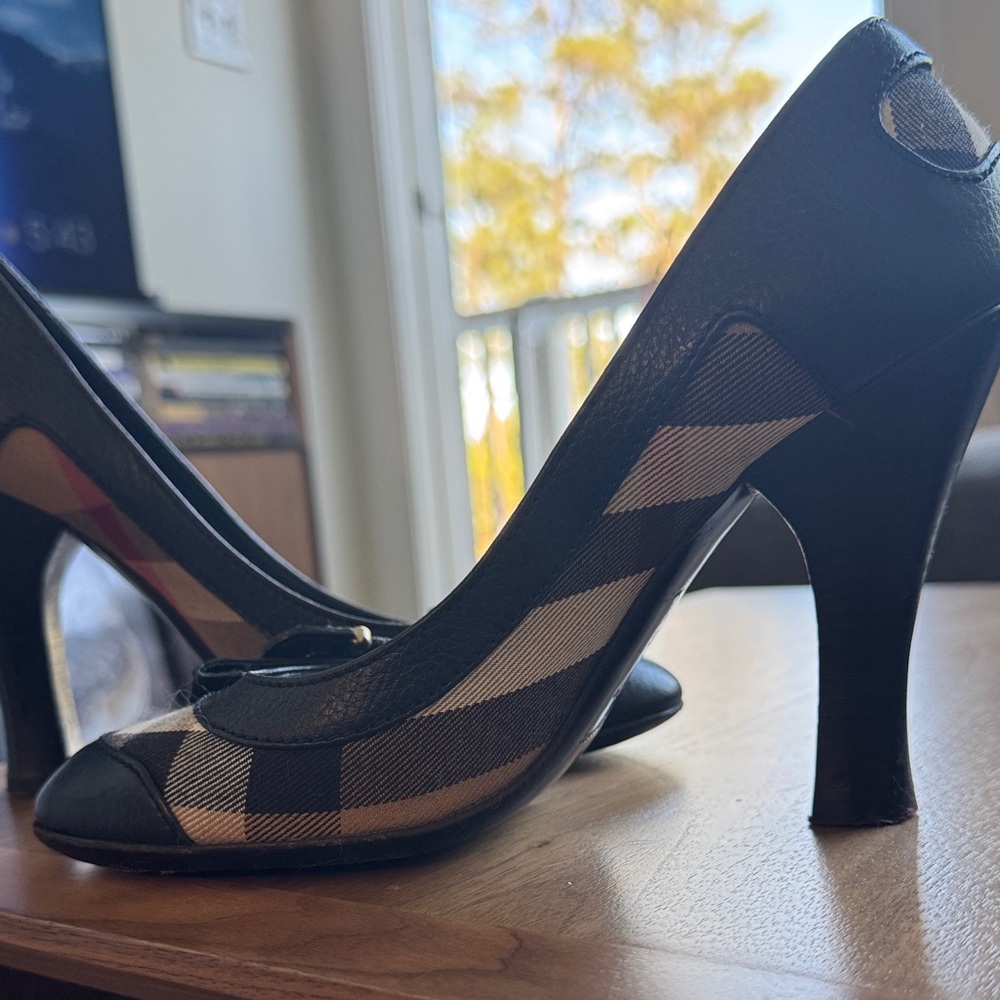 Authentic Burberry Classic Black and Tan Women's High Heel Pumps - Picture 13 of 15
